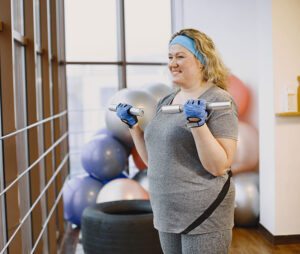 Mulher obesa treinando na academia
